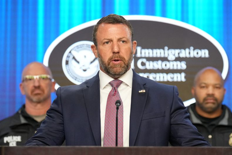 El secretario de Seguridad Nacional, Markwayne Mullin, junto con funcionarios del Servicio de Inmigración y Control de Aduanas (ICE, por sus siglas en inglés), habla durante una conferencia de prensa en la sede del ICE, el viernes 9 de octubre de 2026, en Washington. (AP Foto/Jacquelyn Martin)