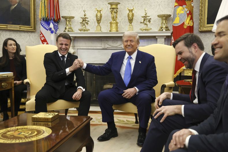 El presidente de Francia, Emmanuel Macron, desde la segunda izquierda, habla con el presidente Donald Trump mientras el vicepresidente JD Vance y el secretario de Estado Marco Rubio reaccionan durante una reunión en el Despacho Oval de la Casa Blanca en Washington, el lunes 24 de febrero de 2025. (Ludovic Marin/Pool via AP)