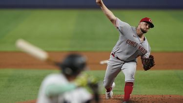 rojos ganan, ashcraft domina a los marlins en 8 1/3 innings