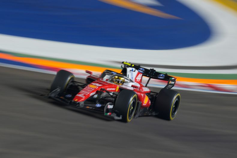 El británico Lewis Hamilton de la escudería Ferrari maniobra su auto en el Gran Premio de Singapur el domingo 11 de octubre del 2026. (AP Foto/Vincent Thian)