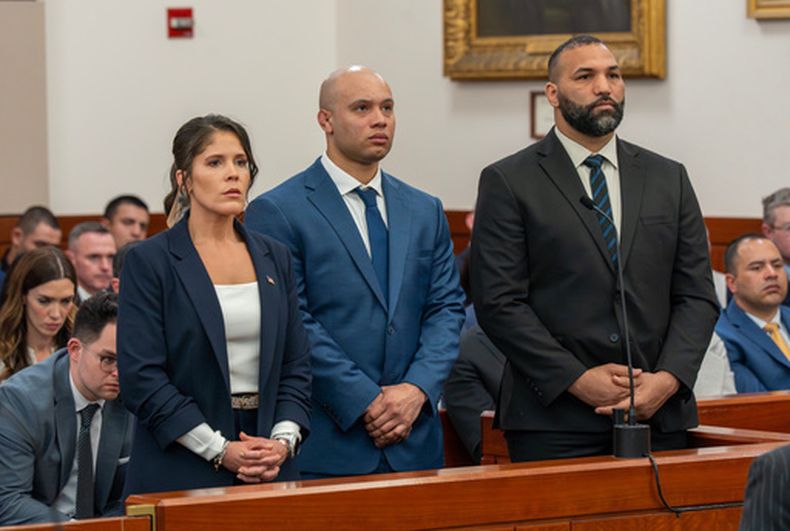 La teniente Jennifer Penton y de izquierda a derecha los policías David Montanez y Edwin Rodriguez en el tribunal en Worcester, Massachusetts, el 2 de abril del 2026. (Rick Cinclair/Worcester Telegram & Gazette via AP, Pool)