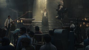Esta imagen proporcionada por ViX muestra a Eugenio Derbez en el personaje de Carlos Villarías en el set de Y llegaron de noche. (Vix vía AP)