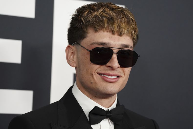 Peso Pluma llega a la 67ª entrega anual de los Grammy el domingo 2 de febrero de 2025 en Los Ángeles. (Foto Jordan Strauss/Invision/AP)