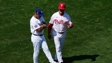 El mánager interino de los Filis de Filadelfia Don Mattingly, derecha, y el piloto de los Dodgers de Los Ángeles, Dave Roberts, hablan en el campo en el marco del Juego de Estrellas de las Grandes Ligas, el lunes 13 de julio de 2026, en Filadelfia. (AP Foto/Matt Slocum)