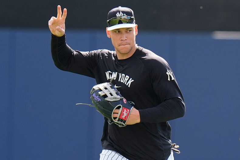 Aaron Judge, estrella de los Yankees de Nueva York, saluda a los fanáticos durante los entrenamientos de primavera del equipo el jueves 12 de febrero de 2026, en Tampa, Florida. (AP Foto/Chris OMeara)