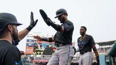 Luis Arraez y Jorge Soler de los Marlins de Miami regresan al dugout tras anotar en la primera entrada del encuentro ante los Nacionales de Washington el viernes 16 de junio del 2023. (AP Foto/Alex Brandon)