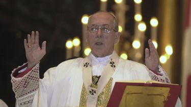 ARCHIVO – El arzobispo de Lima, Juan Luis Cipriani Thorne, celebra una misa el 18 de enero de 2021 en Lima, Perú. (AP Photo/Martin Mejia, Archivo)