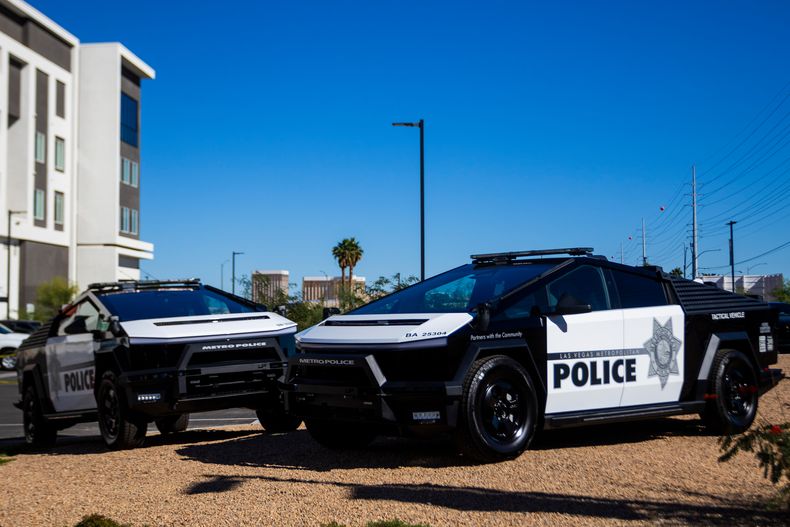 Camionetas Cybertruck de Tesla de la Policía Metropolitana de Las Vegas se muestran en Las Vegas el martes 28 de octubre de 2025. (AP Foto/Ty ONeil)
