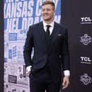 Will Levis, quarterback de Kentucky, así llegó a la alfombra roja previo a la primera ronda del draft de la NFL, el jueves 27 de abril de 2023, en Kansas City, Missouri. No se quedó para escuchar su nombre en el segundo día, después de no ser elegido el primer día. Fue tomado por los Titans de Tennessee en la segunda ronda. (AP Foto/Charlie Riedel)