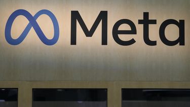 ARCHIVO - Logotipo de Meta en la Conferencia de Creadores de Juegos 2023 en San Francisco, 22 de marzo de 2023. Un grupo de legisladores demócratas denunció el miércoles 12 de julio de 2023 que tres grandes firmas de preparación de impuestos enviaron información extraordinariamente confidencial de millones de contribuyentes a Meta, la empresa matriz de Facebook, en los últimos dos años. (AP Foto/Jeff Chiu, File)