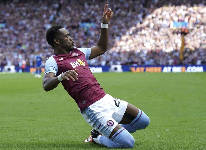 Jhon Durán celebra tras anotar el cuarto gol de Aston Villa en la victoria 4-0 ante Everton en la Liga Premier, el domingo 20 de agosto de 2023, en Birmingham. (PA/Nick Potts vía AP)