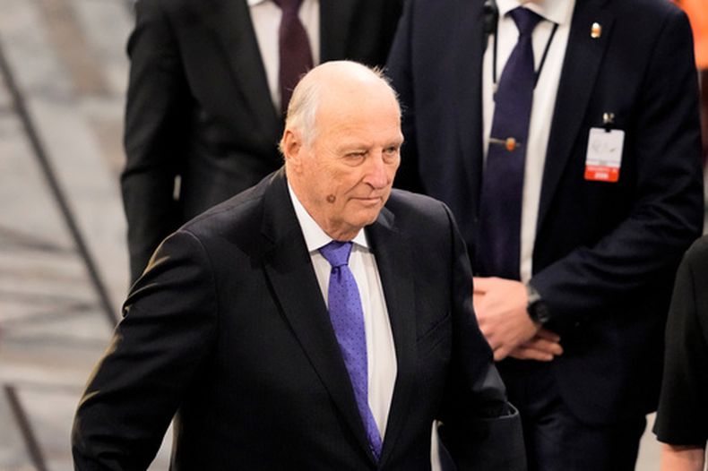 El rey Harald de Noruega sale de una sala tras la ceremonia del premio Nobel de la Paz, el 10 de diciembre de 2022, en Oslo, Noruega. (AP Foto/Markus Schreiber, Archivo)