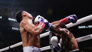Davis noquea a Romero; defiende cetro y sigue invicto