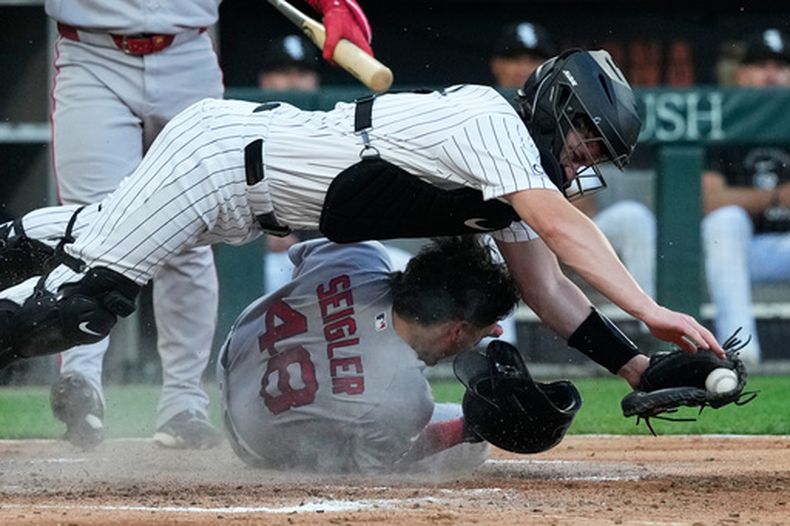 Anthony Seigler (48), de los Medias Rojas de Boston, anota con un wild pitch de Davis Martin, abridor de los Medias Blancas de Chicago, mientras el receptor Kyle Teel busca evitarlo durante la tercera entrada del juego de béisbol de Grandes Ligas, el miércoles 8 de julio de 2026, en Chicago. (AP Foto/Nam Y. Huh)
