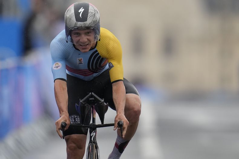 El belga Remco Evenepoel rumbo a la victoria en la contrarreloj del ciclismo de los Juegos Olímpicos de París, el sábado 27 de julio de 2024. (AP Foto/Ricardo Mazalán)