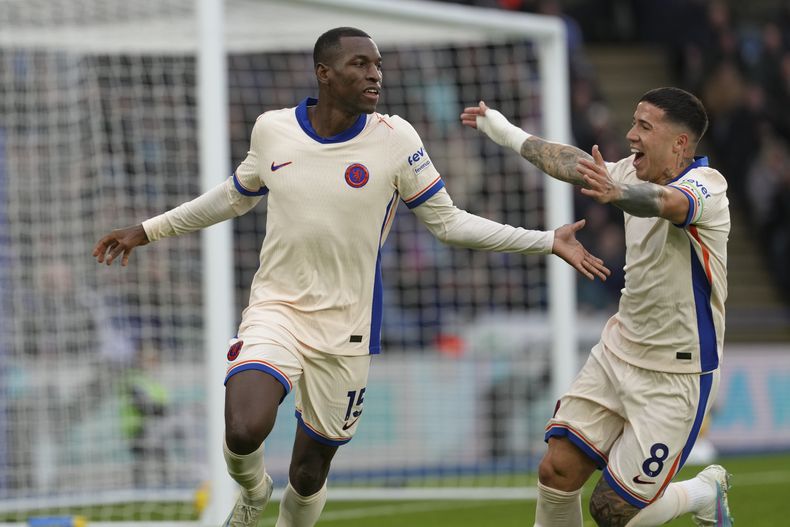 Nicolas Jackson del Chelsea celebra tras abrir el marcador en el encuentro ante el Leicester en la Liga Premier el sábado 23 de noviembre del 2024. (AP Foto/Dave Shopland)