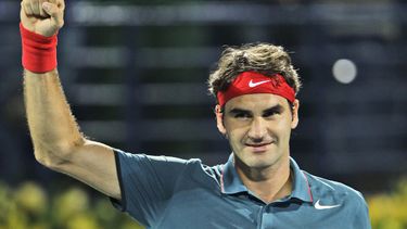americateve | El suizo Roger Federer festeja tras vencer a Novak Djokovic en las semifinales del torneo de Dubai el viernes, 28 de febrero de 2014. Federer derrot&oacute; a Tomas Berdych en la final el s&aacute;bado, 1 de marzo.  (AP Photo/Kamran Jebreili)