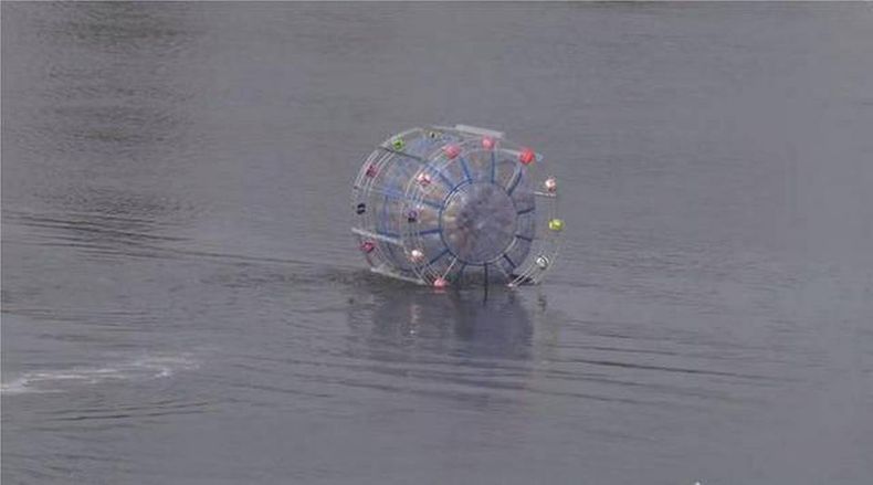 Un corredor de maratón que enfrentaba el extraño desafío de cruzar desde Florida hasta las islas Bermudas corriendo dentro de una enorme burbuja flotadora.
