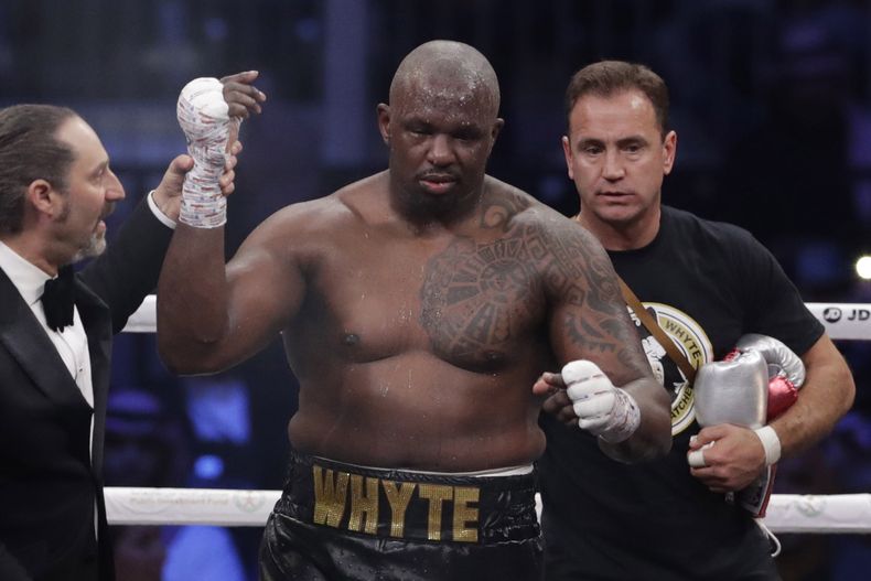 ARCHIVO - Foto del 7 de diciembre del 2019, el británico Dillian Whyte celebra tras ganar el duelo peso pesado ante el polaco Mariusz Wach en Arabia Saudí. El sábado 5 de agosto del 2023, cancelan la pelea del próximo sábado ante Anthony Joshua tras fallar una prueba antidopaje. (AP Foto/Hassan Ammar, Archivo)