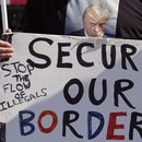 Phill Cady sostiene un cartel durante una manifestación contra la migración no autorizada el 3 de febrero de 2024 en Quemado, Texas. (Foto AP/Eric Gay)