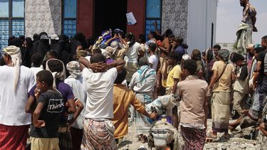 Yemeníes desplazados por los combates en Taiz buscan comida en la zona de Salah al-Din, en las afueras de Adén, Yemen, el 25 de octubre del 2026. (AP foto/Abdulnasser Alseddik)
