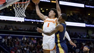 Jalen Johnson (1), de los Hawks de Atlanta, retaca el balón ante la presión defensiva de Jamal Cain (8), de los Pelicans de Nueva Orleans, durante la segunda mitad del juego de baloncesto de la NBA, el domingo 3 de noviembre de 2024, en Nueva Orleans. (AP Foto/Matthew Hinton)