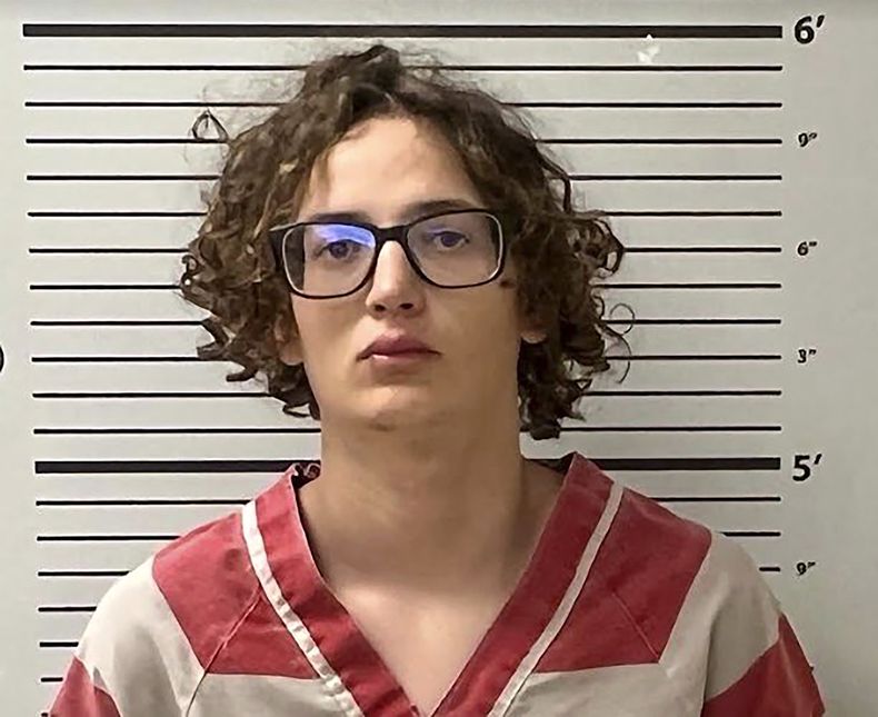 Esta imagen proporcionada por el Departamento de Policía de la localidad de Bay St. Louis muestra a Cameron Brand, quien está acusado de homicidio y asalto a mano armada, según registros oficiales. (Departamento de Policía de Bay St. Louis vía AP)