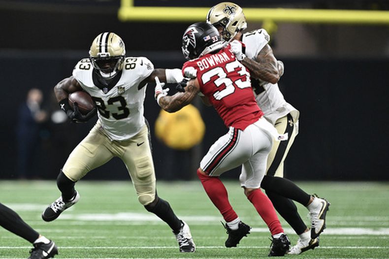 El tight end de los Saints de Nueva Orleans Juwan Johnson corre con el balón mientras lo persigue el cornerback de los Falcons de Atlanta el lunes 5 de octubre del 2026. (AP Foto/Ella Hall)