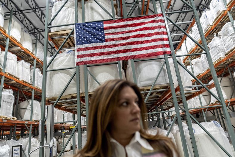Navyn Salem, CEO de Edesia Nutrition, una compañía que fabrica pasta de maní, en un almacén de la compañía en North Kingstown, Rhode Island, el 14 de marzo del 2025. (AP Photo/David Goldman)