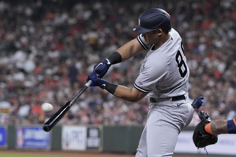 El dominicano Jasson Domínguez, de los Yanquis de Nueva York, conecta un jonrón de dos carreras durante su primer turno en las mayores, el viernes 1 de septiembre de 2023, ante los Astros de Houston (AP Foto/Kevin M. Cox)