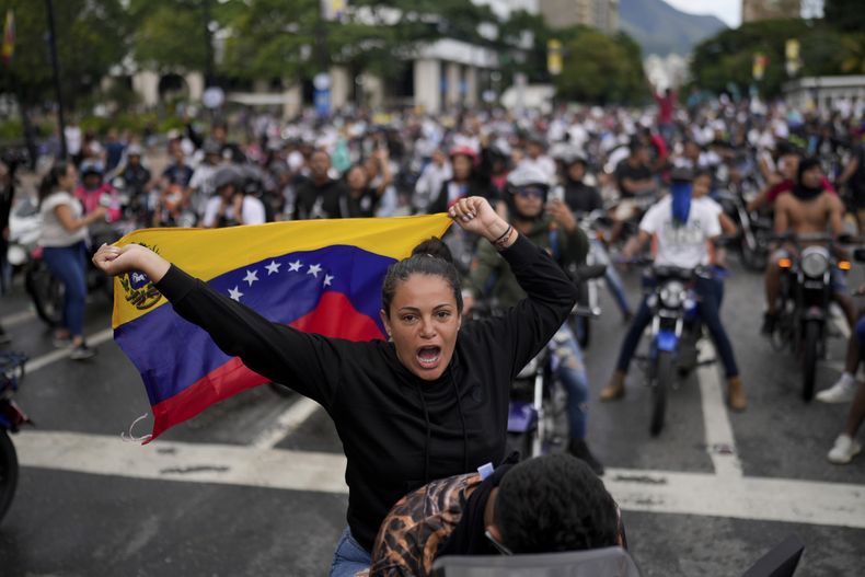 Manifestantes protestan contra los resultados oficiales de las elecciones que declaran la reelección del presidente Nicolás Maduro, el día después de la votación en Caracas, Venezuela, el lunes 29 de julio de 2024. (AP Foto/Matías Delacroix)