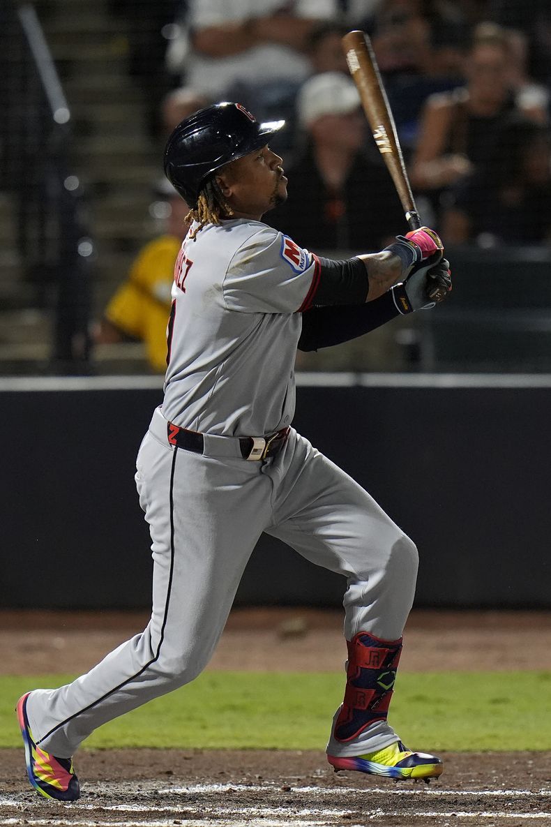 El dominicano José Ramírez, de los Guardianes de Cleveland, conecta un doble de dos carreras en el encuentro del viernes 5 de septiembre de 2025 ante los Rays de Tampa Bay (AP Foto/Chris OMeara)