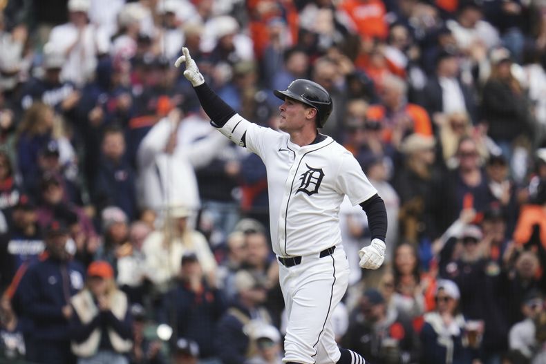 Kerry Carpenter de los Tigres de Detroit celebra tras conectar un jonrón ante los Medias Blancas de Chicago, el viernes 4 de abril de 2025, en Detroit. (AP Foto/Paul Sancya)