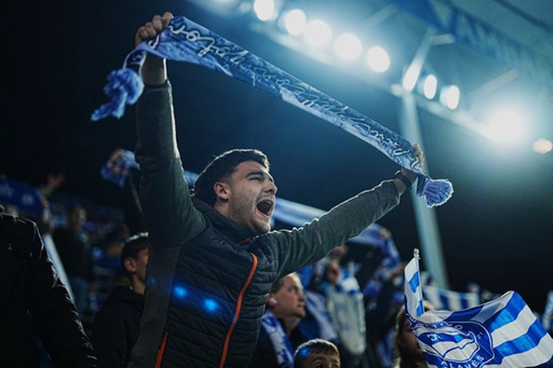 Aficionados del Alavés celebran tras el partido de fútbol de la Liga española entre el Alavés y el Barcelona en Vitoria-Gasteiz, España, el miércoles 13 de mayo de 2026. (Foto AP/Miguel Oses)