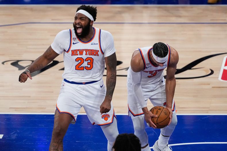 Mitchell Robinson (23) y Josh Hart (3), de los Knicks de Nueva York, celebran después de ganar el cuarto juego de las Finales de la NBA contra los Spurs de San Antonio, el miércoles 10 de junio de 2026, en Nueva York. (AP Photo/Ross D. Franklin)