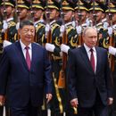 El presidente de Rusia, Vladímir Putin (derecha), y el de China, Xi Jinping, pasan revista a una guardia de honor durante una ceremonia de bienvenida en el Gran Salón del Pueblo, en Beijing, el 20 de mayo de 2026. (Maxim Shemetov/Pool Foto vía AP)