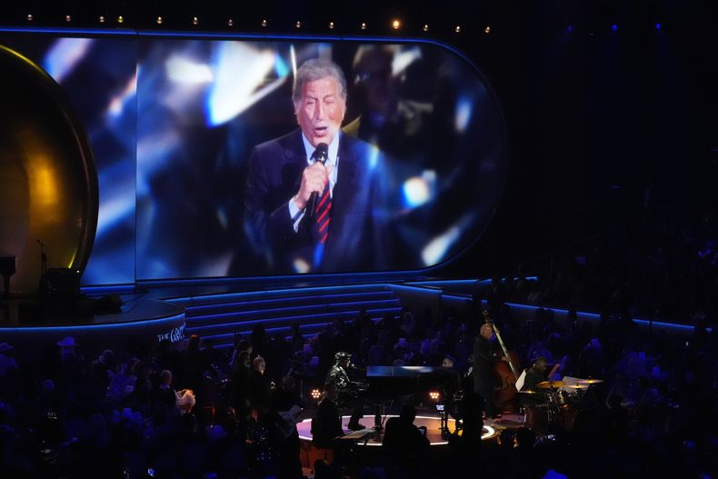 Stevie Wonder rinde homenaje a Tony Bennett en la 66a entrega anual de los Premios Grammy el domingo 4 de febrero de 2024 en Los Ángeles. (Foto AP/Chris Pizzello)