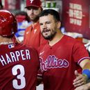 Filis conectan 22 hits y aplastan a Diamondbacks 18-2