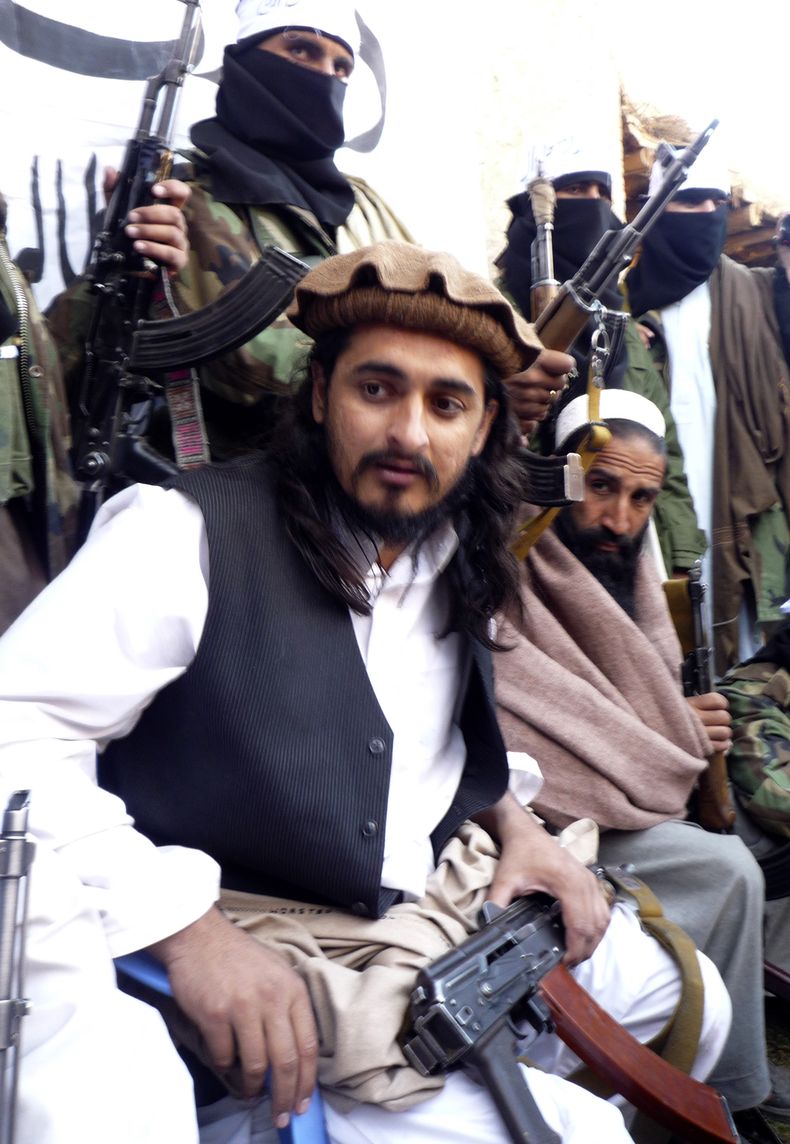 ARCHIVO - En imagen del 26 de noviembre de 2008, Hakimullah Meshud, entonces el subjefe del Talib&aacute;n paquistan&iacute;, es acompa&ntilde;ado por camaradas en la regi&oacute;n tribal Orakzai de Pakist&aacute;n. El Talib&aacute;n de Pakist&aacute;n in
