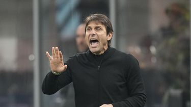 Conte se queda en Italia para recuperarse de cirugía
