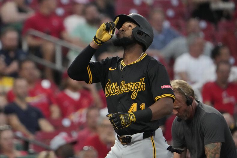 ARCHIVO - Foto del 17 de septiembre del 2024, el dominicano Bryan de la Cruz de los Piratas de Pittsburgh lleva al plato tras batear un jonrón ante los Cardenales de San Luis. (AP Foto/Jeff Roberson, Archivo)
