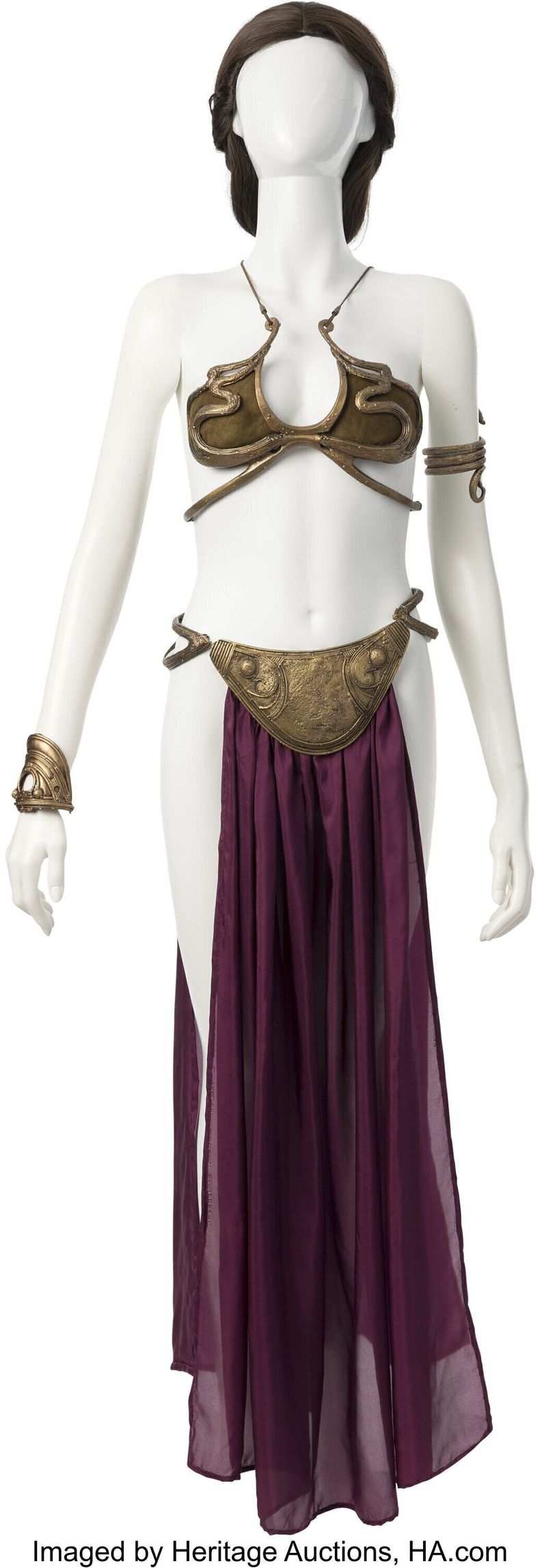 Esta fotografía proporcionada por la casa de subastas Heritage Auctions muestra el vestuario que Carrie Fisher usó como la princesa Leia durante el rodaje de la película El retorno del Jedi de la saga de Star Wars, que fue vendido por 175.000 dólares durante una subasta realizada el viernes 26 de julio de 2024. (Heritage Auctions vía AP)