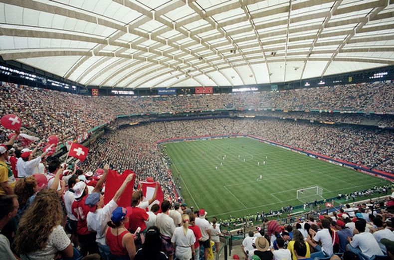 ARCHIVO - Foto del sábado 18 de junio de 1994, la afición ovaciona durante el partido de Estados Unidos y Suiza, en el Silverdome. (AP Foto/Bill Waugh, Archivo)