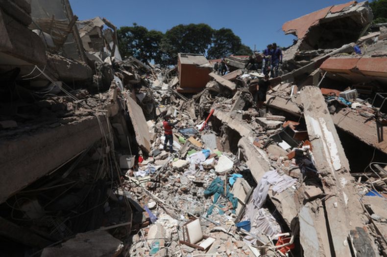 Equipos de rescate y residentes buscan entre los escombros tras el terremoto que sacudió Cali, Colombia, el lunes 10 de agosto de 2026. (Foto AP/Santiago Saldarriaga)