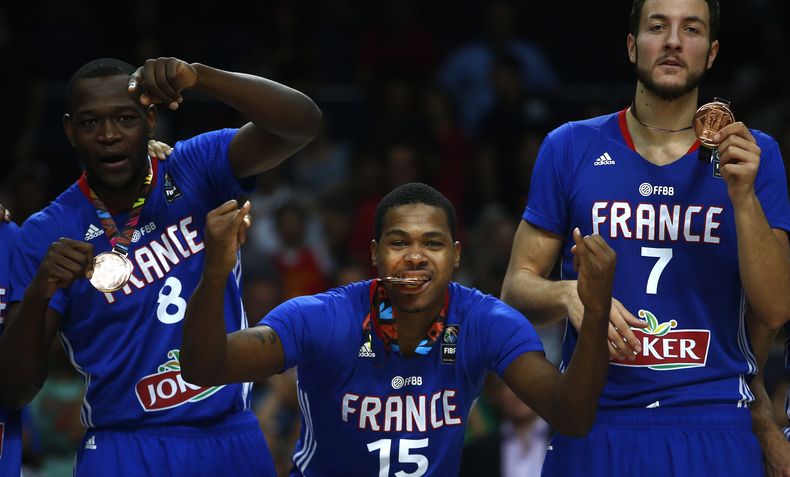 Los jugadores de la selecci&oacute;n de Francia festejan tras vencer a Lituania en el partido por la medalla de bronce en la Copa del Mundo de b&aacute;squetbol el s&aacute;bado, 13 de septiembre de 2014, en Madrid.  (AP Photo/Andres Kudacki)