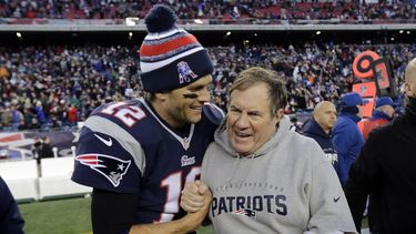 americateve | Tom Brady, de los Patriots de Nueva Inglaterra, celebra con su entrenador Bill Belichick tras vencer a los Dolphins de MIami el domingo 14 de diciembre de 2014 (AP Foto/Charles Krupa)