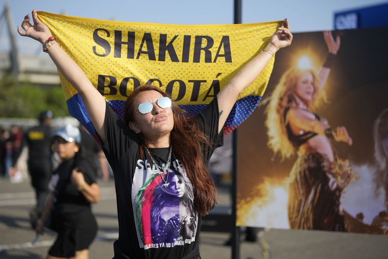 Tatiana Fino espera a que se abran las puertas en el Estadio Metropolitano antes de un concierto de la estrella del pop Shakira en su ciudad natal de Barranquilla en Colombia, el jueves 20 de febrero de 2025. (Foto AP/Fernando Vergara)