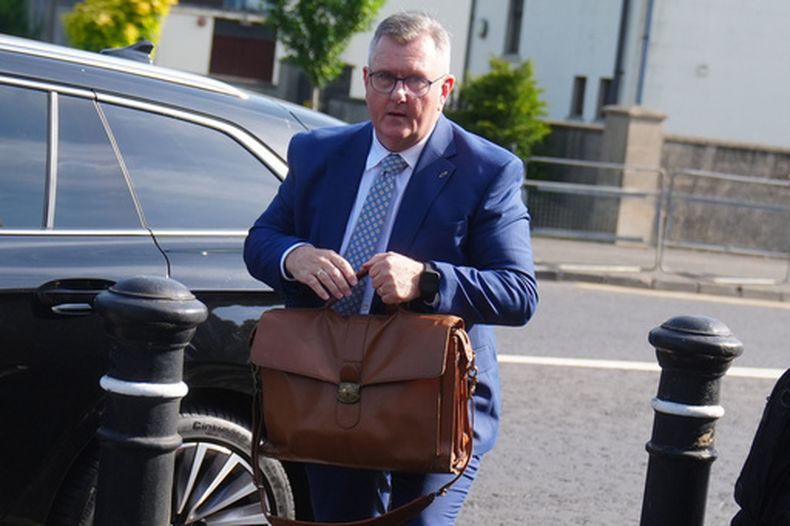Jeffrey Donaldson llega al tribunal de Newry, Inglaterra, el 27 de mayo del 2026. (Brian Lawless/PA via AP)