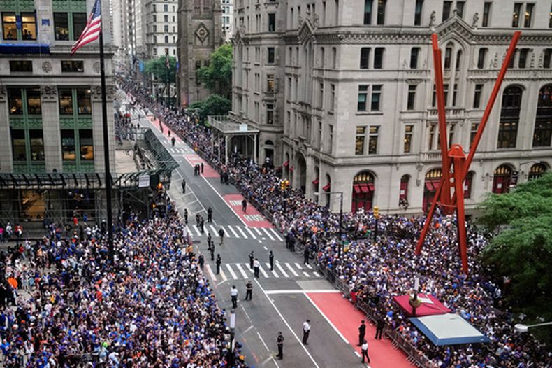 Multitudes llenan las aceras esperando el inicio del desfile de confeti para los Knicks de Nueva York, campeones de la NBA, en Broadway, en el Cañón de los Héroes de Nueva York, el jueves 18 de junio de 2026. (Foto AP/Richard Drew)