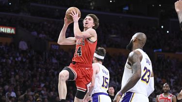 El alero de los Bulls de Chicago Matas Buzelis (14) anota una canasta frente al alero de los Lakers de Los Ángeles LeBron James (23) en la primera mitad de un partido de baloncesto de la NBA el sábado 22 de marzo de 2025, en Los Ángeles. (AP Foto/Wally Skalij)